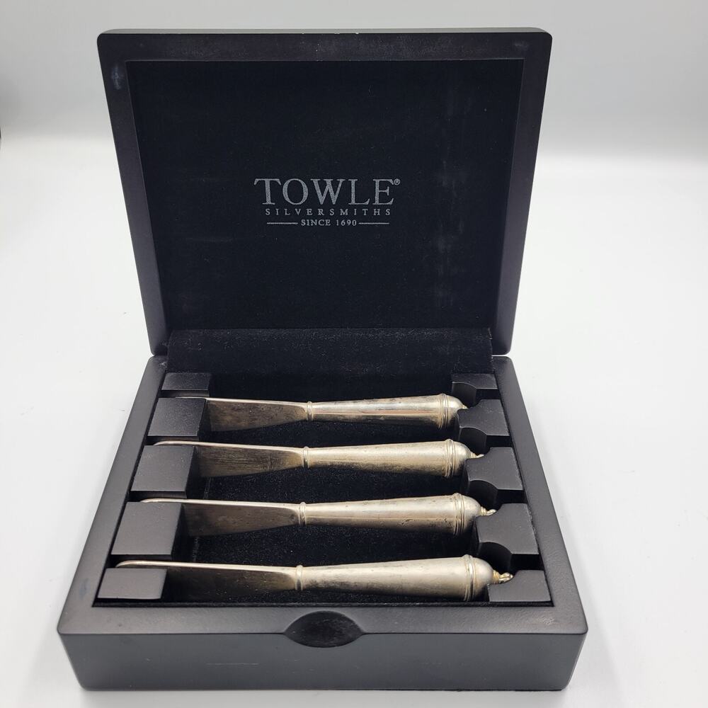 SET OF 4 TOWLE SILVERSMITHS ALLOY SPREADERS KNIFE IN WOODEN BOX TARNISHED